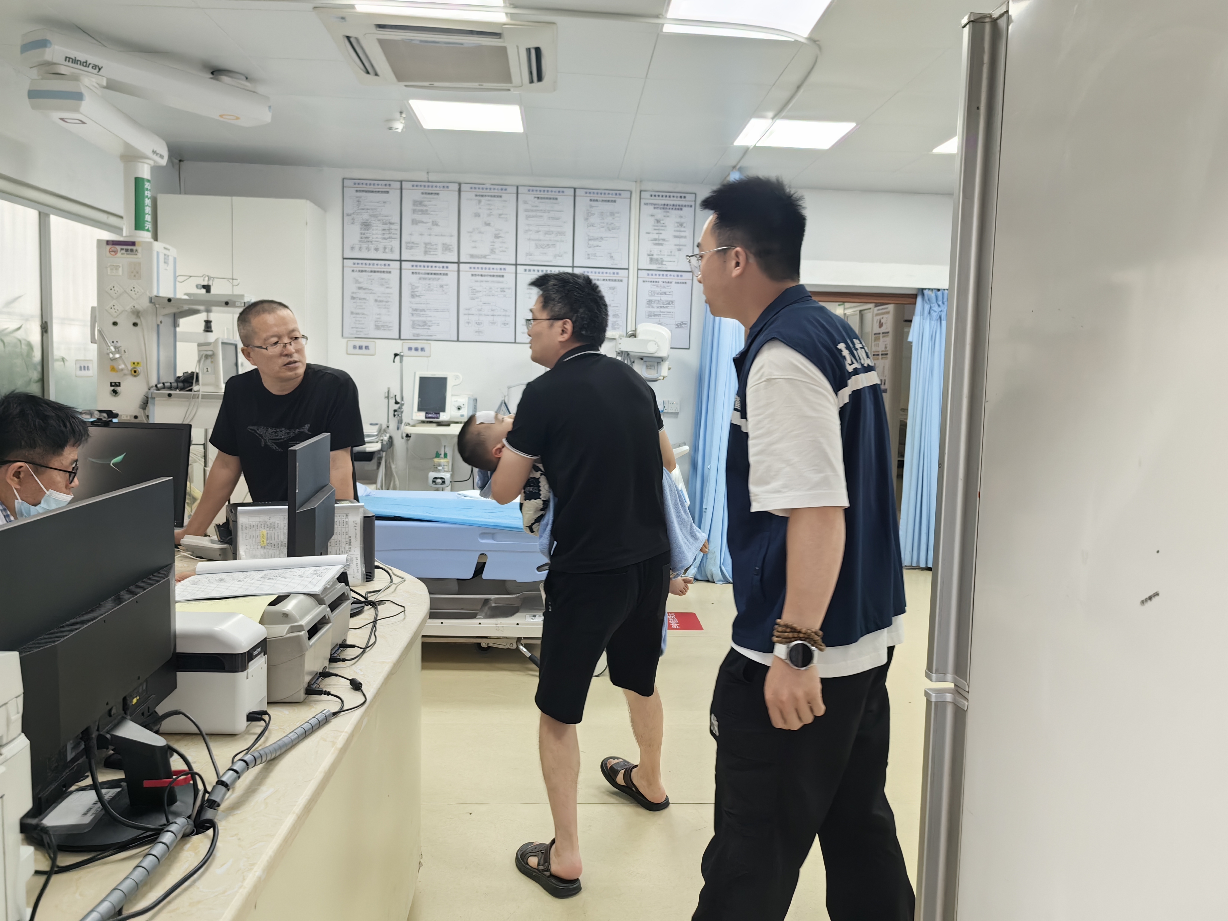 紧急时刻伸援手!西乡城管队员暖心护送抽搐幼儿就医