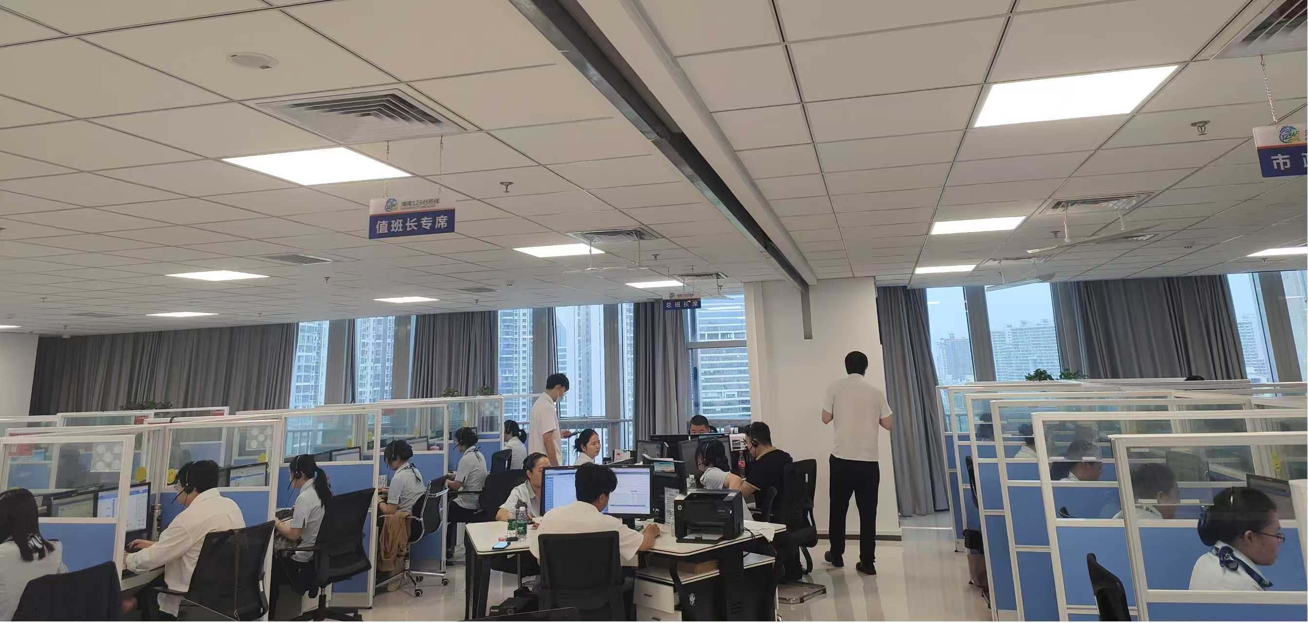 图为三亚12345热线话务大厅