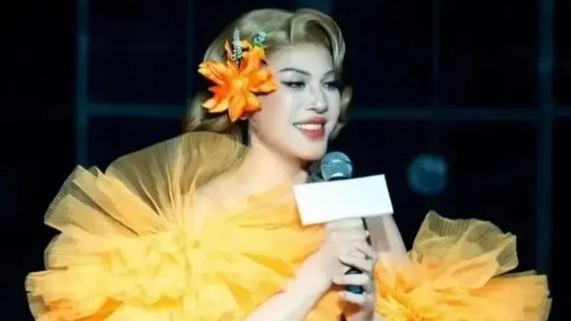 女歌手突发意外！脊椎受伤无法下地！上海演出时台下大喊“退票”封面图