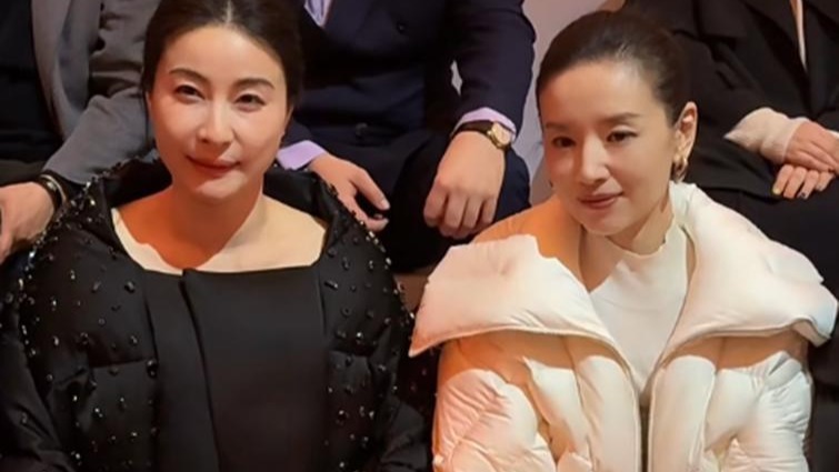 45岁董洁和43岁郭晶晶同现巴黎时装周，才知女明星和阔太的差距！封面图