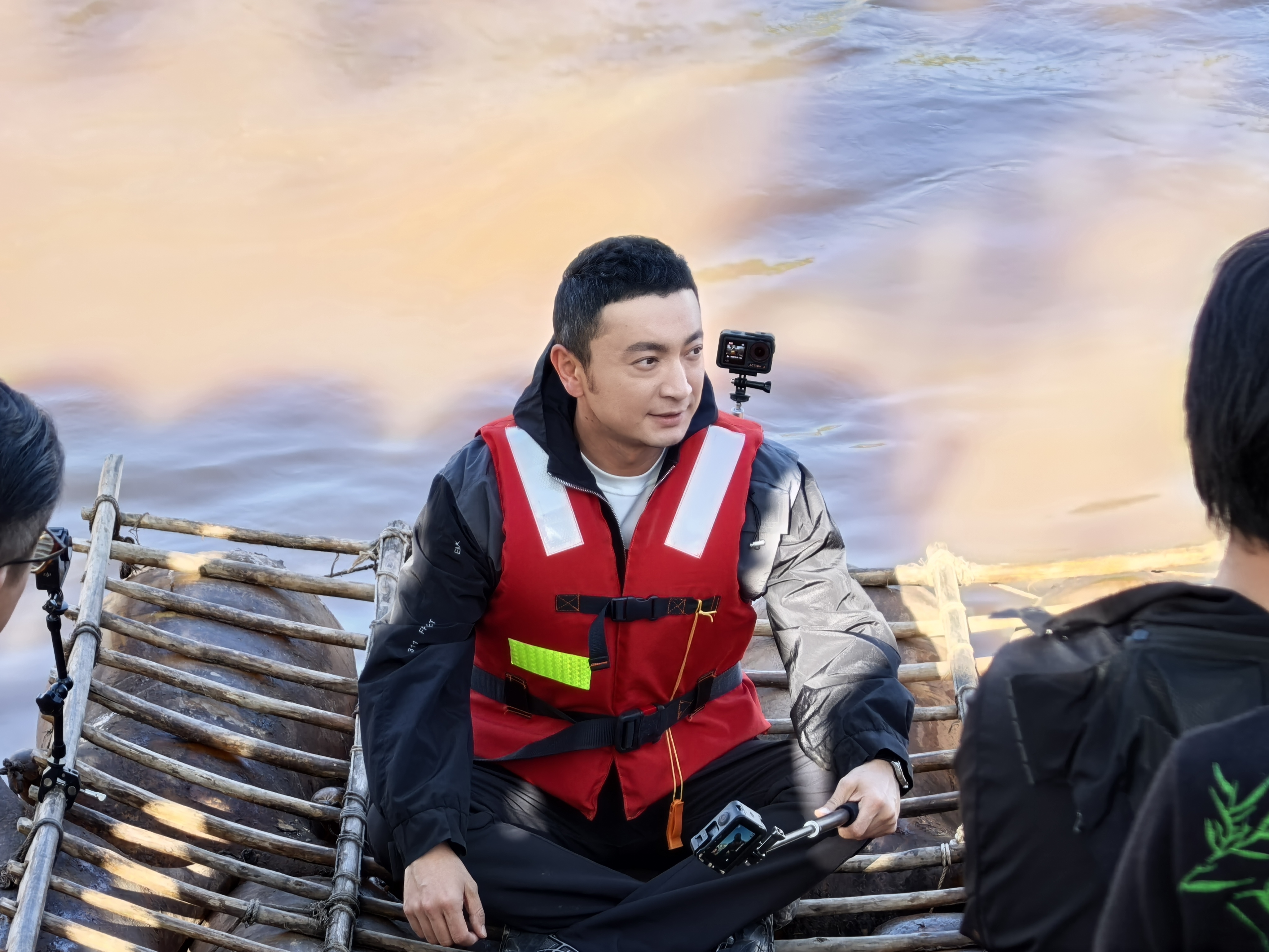 尼格买提体验羊皮筏子