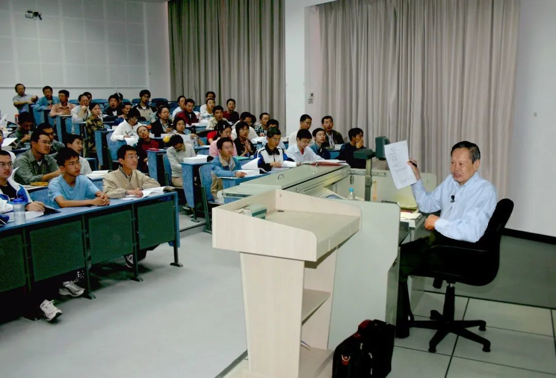 2004年9月13日，82岁的杨振宁在清华大学第六教学楼为100多位大一新生讲授《普通物理》。图源：清华大学官微
