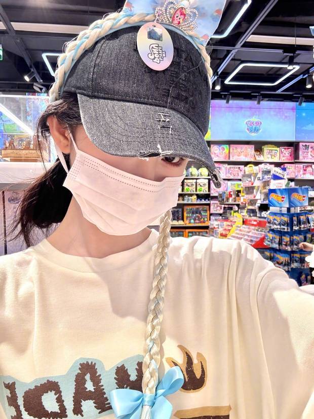 鞠婧祎戴着口罩自拍。