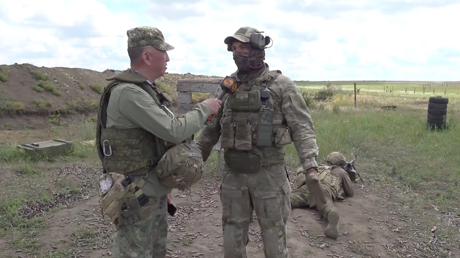 凤凰专访｜俄罗斯伞兵分队巴赫穆特展开专项训练