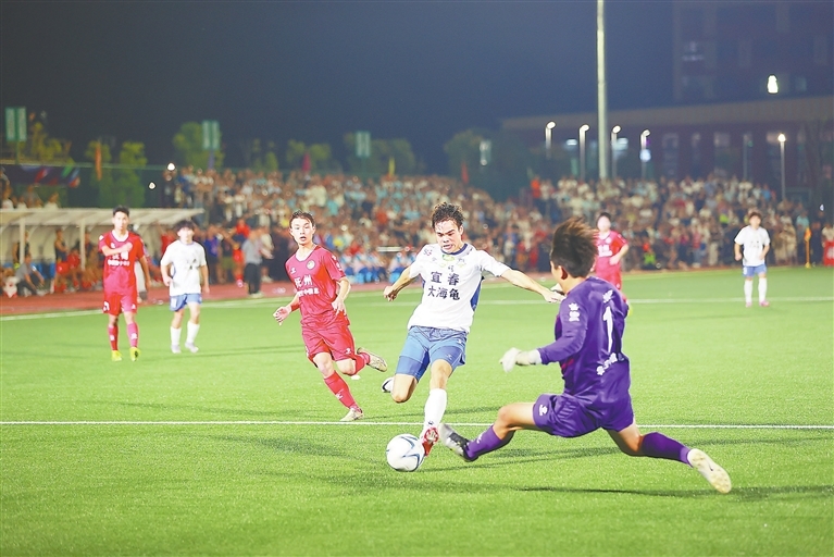 10月12日晚，抚州队与宜春队展开赣超半决赛第二回合较量。图为比赛精彩瞬间。江西日报全媒体记者 吴福清摄