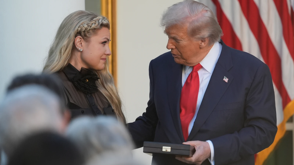 特朗普称绕了半个地球赶来给柯克颁奖，遗孀感动落泪：这是最好的生日礼物