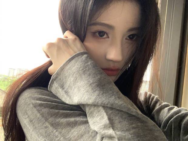 鞠婧祎妆容清淡大方。