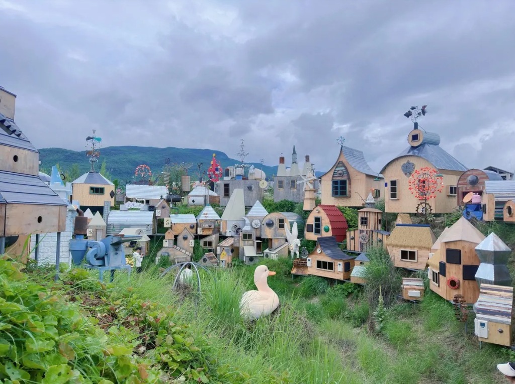 丽江一景区“人体蜈蚣”等作品被指观感不适 回应：已拆除