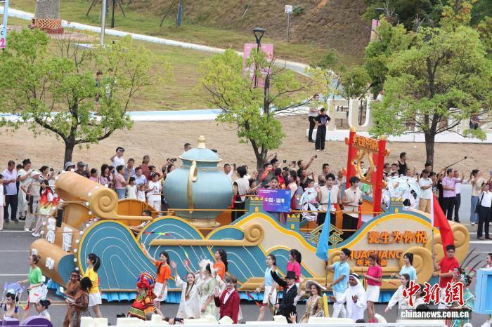10月18日,江西景德镇,中国陶瓷产区城市山东淄博进行花车巡游。中新社记者 刘占昆 摄