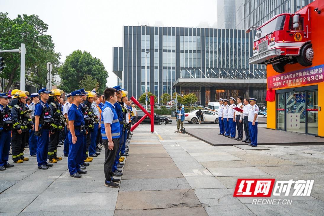 一座红蓝相间的双层建筑格外醒目,潮宗街执勤点不仅是处置火情的站点,更是消防宣传的窗口。