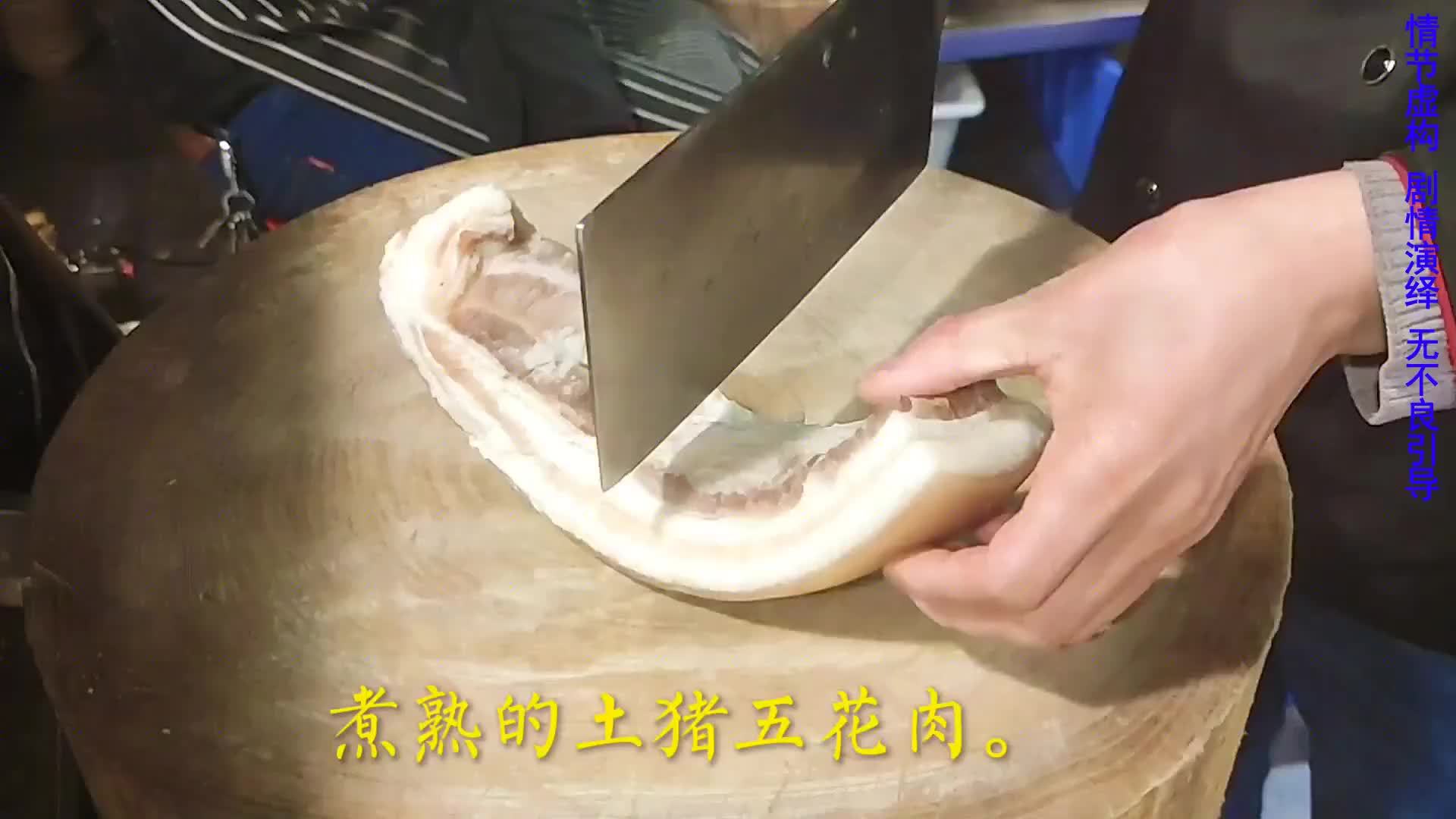 年薪38万的大厨炒回锅肉。看了他的一番操作，老板定价138