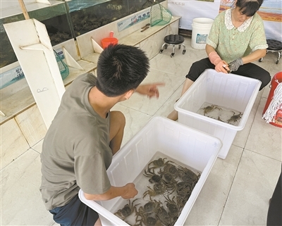 水产店工作人员正在打包大闸蟹