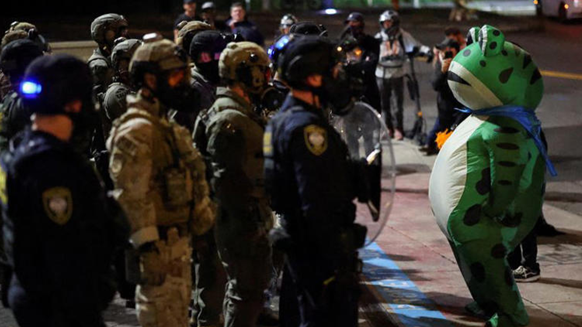 反驳“战区”说法！美波特兰市抗议者扮成充气玩偶，抗议特朗普政府向当地派兵