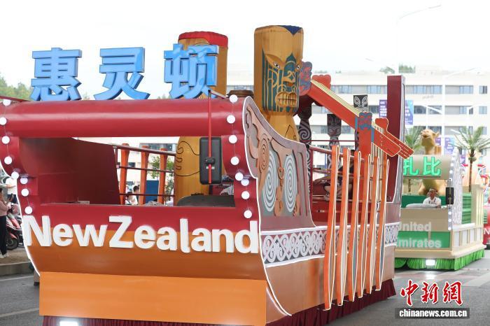 10月18日,江西景德镇,国际城市新西兰惠灵顿进行花车巡游。中新社记者 刘占昆 摄