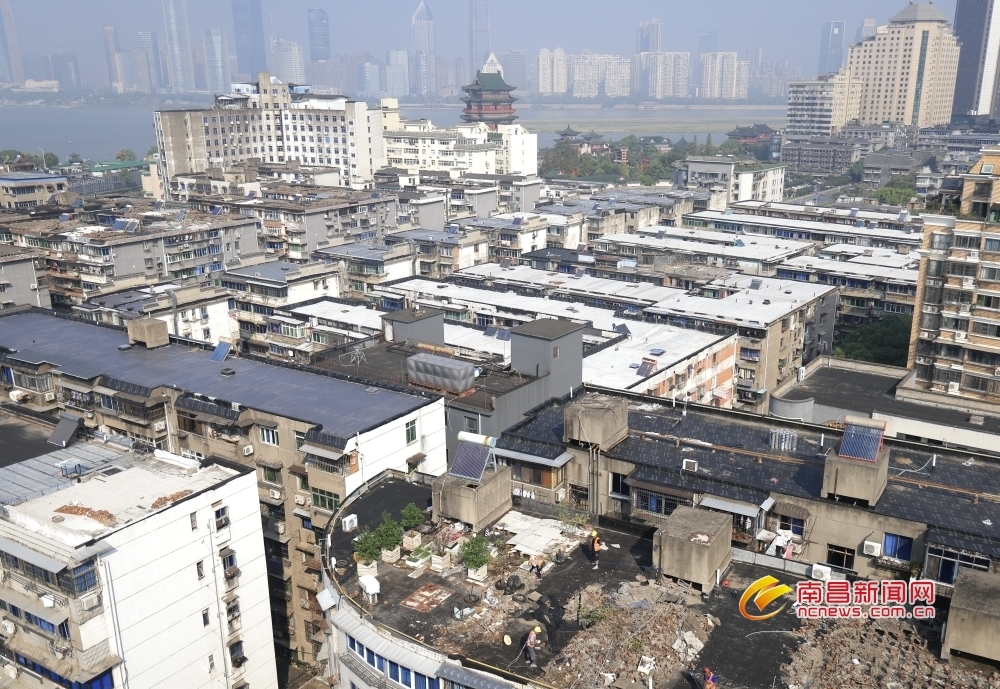 南昌老城區房屋屋頂整治試點工作穩步推進 計劃11月底完工