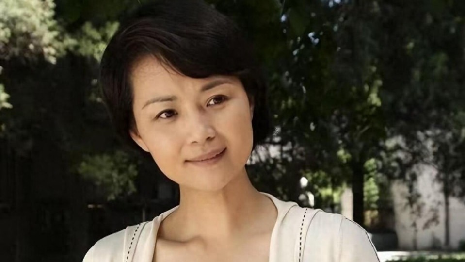 嫁给二婚丈夫很幸福，但离异带娃的女儿和单身的儿子，成她的心病封面图