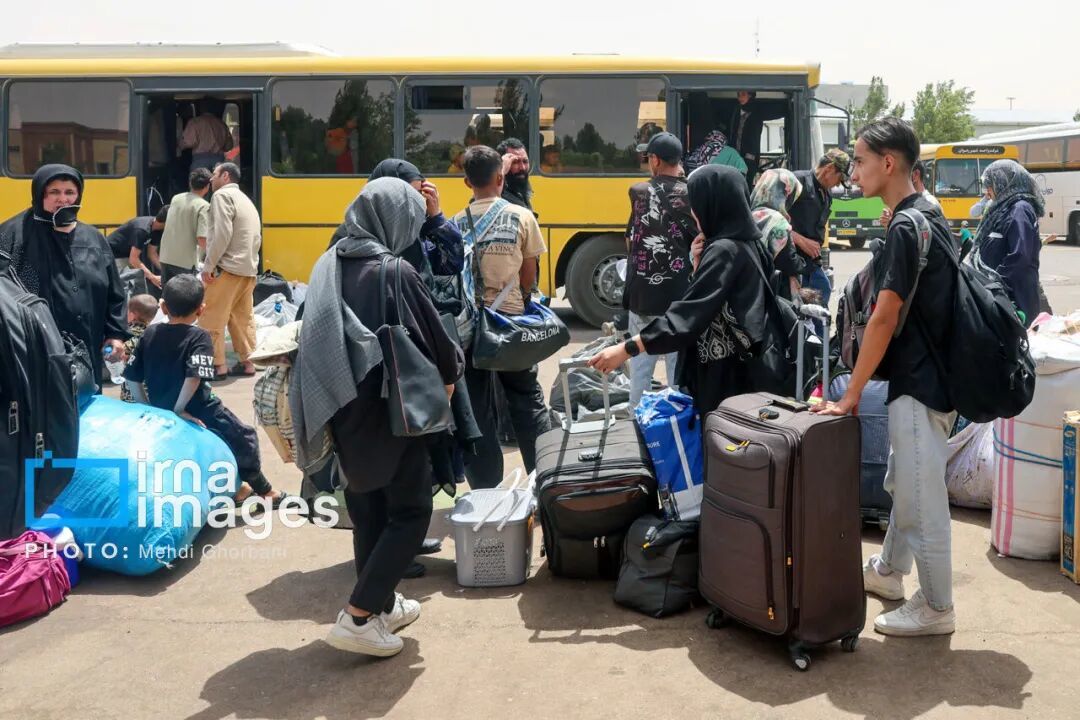 阿富汗非法移民从伊朗礼萨呼罗珊省口岸被遣返。(图源:伊通社)
