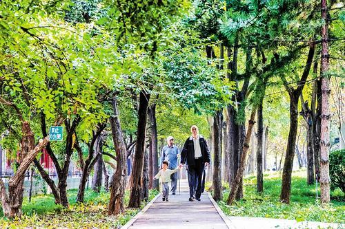 9月26日，市民在石家庄市裕华路与翟营大街交口西北角的庄晴园游玩。