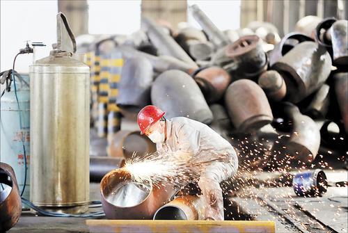 9月17日，在位于孟村回族自治县的河北亚都管道装备集团有限公司，工人正在打磨管道。 魏志广摄