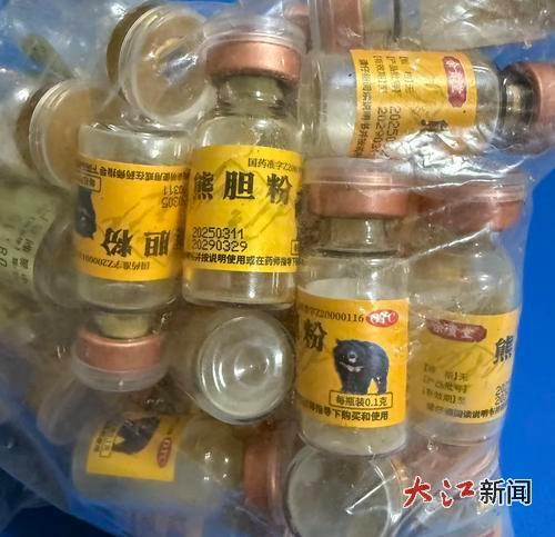老人在直播間里購買“熊膽粉”。