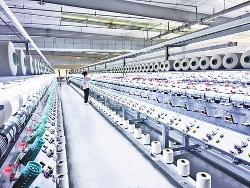 9月16日，圣翔染厂生产车间，工人进行纱线松筒。本报记者 常方圆摄