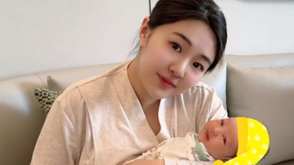 金龟子女儿二胎流产掩面痛哭！妈妈金龟子见状倍感无助，也哭了封面图