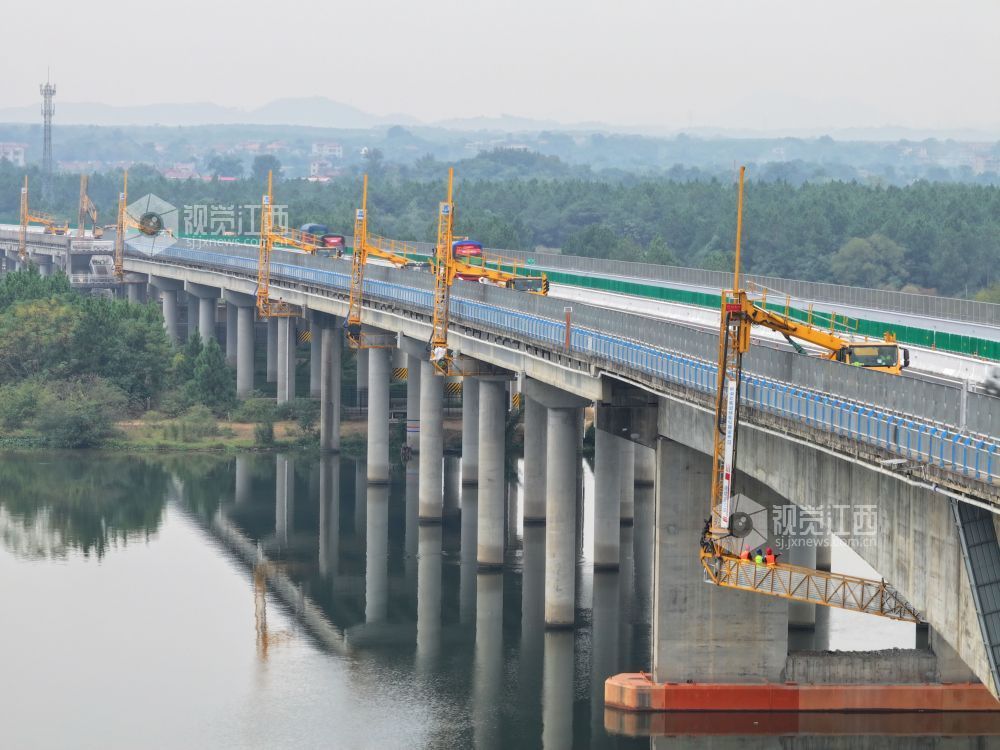 10月13日，泉南高速公路江西泰和赣江特大桥上，多台桁架式桥梁检测作业车正在对大桥进行“健康体检”，对桥梁病害及时处置、修复到位，确保桥梁安全运行。