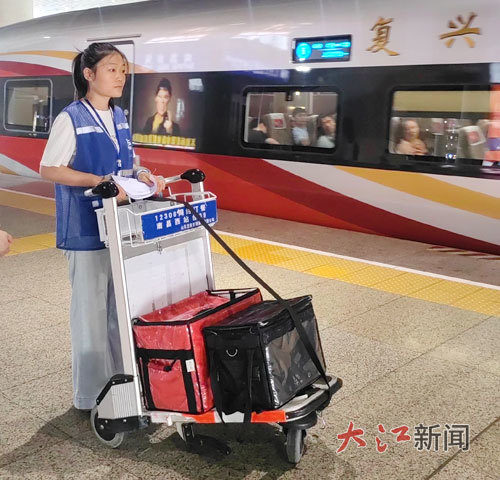 配送员将外卖送至站台。