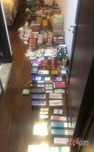 老人通過直播間購買的“保健”產品。