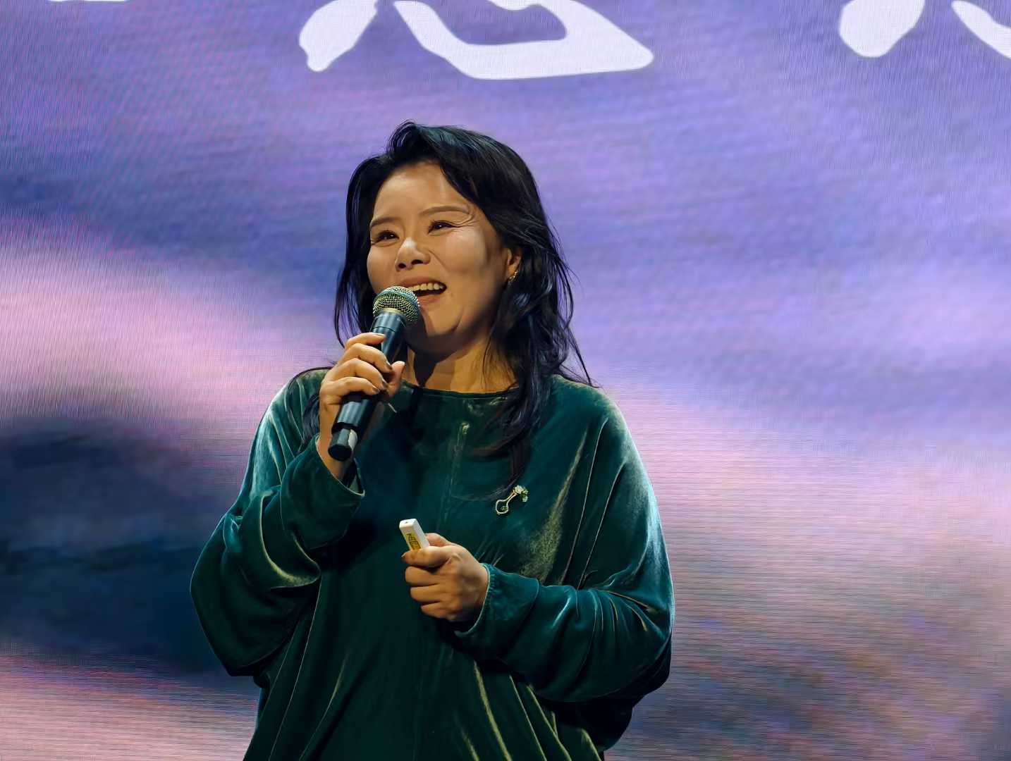 全国新书首发中心龚琳娜《做自己 不忐忑》深圳首发