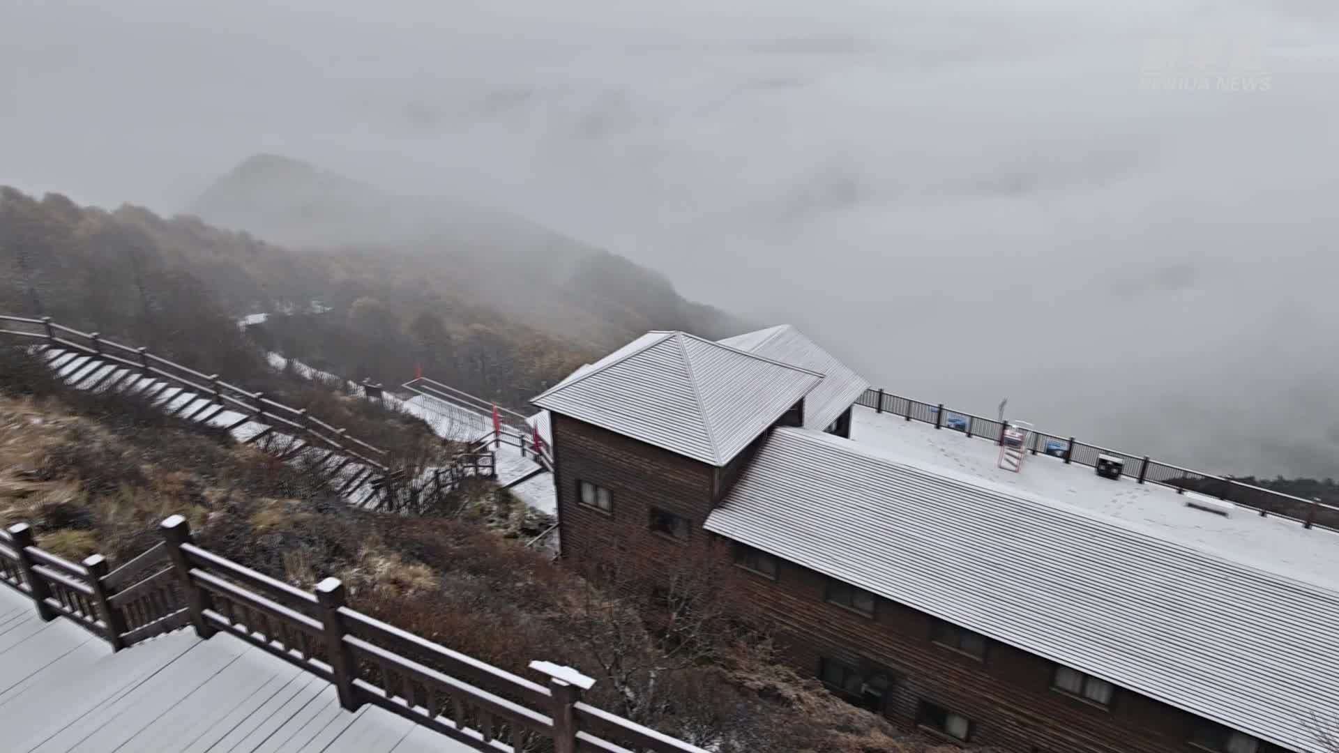 秦岭主峰太白山迎来今秋首场降雪