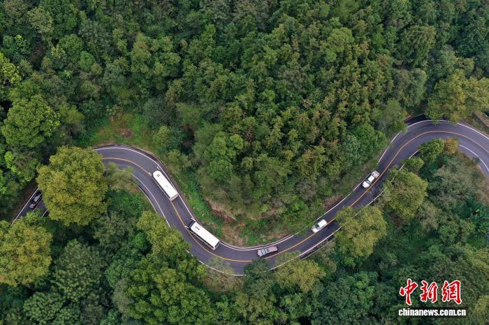 10月16日,车辆在蜿蜒的江西庐山登山公路上行驶。(无人机照片)中新社记者 刘占昆 摄