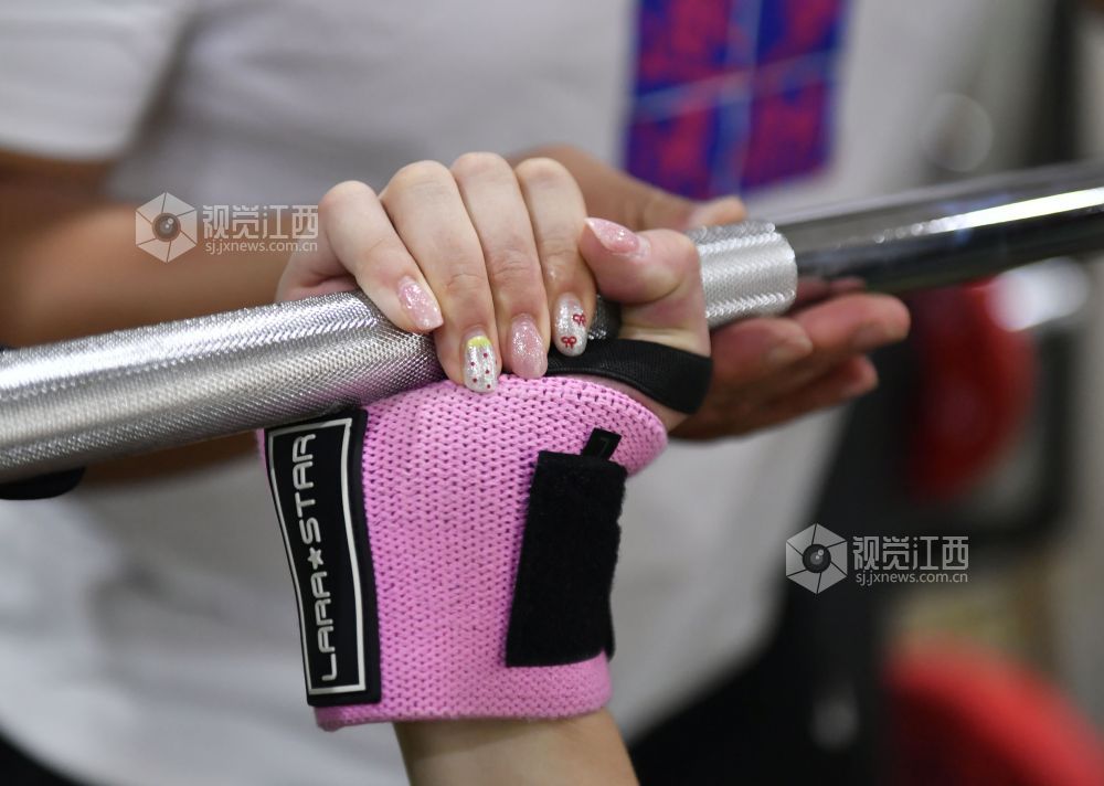 高强度的训练之外，女孩们也不忘用美甲装点自己。