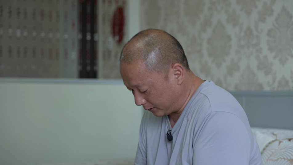 一天之内，三个曾被他劝回的孩子相继跳楼，他从饭店哭到马路上：救一个太难，毁掉却太容易