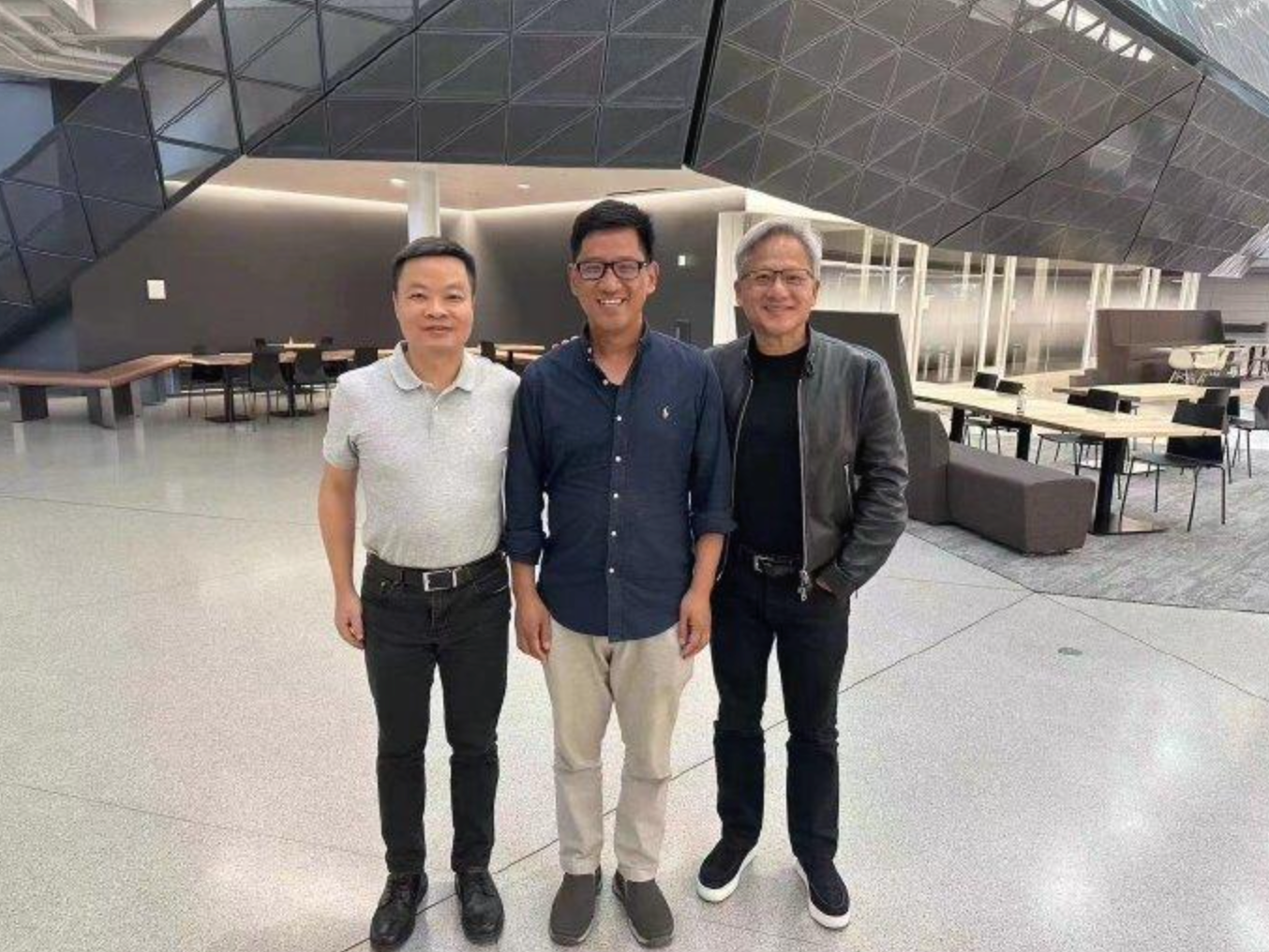 吴新宙(中)与何小鹏、黄仁勋