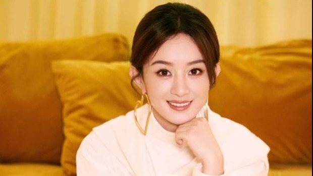 赵丽颖穿针织衫庆生，戴搞怪眼镜可爱俏皮封面图