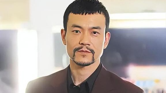 “星二代”影帝廖凡，出道24年从不拼爹，老婆是周星驰的黄金拍档封面图