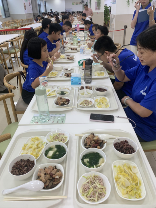 图为:营养师为小朋友们精心搭配的营养餐。