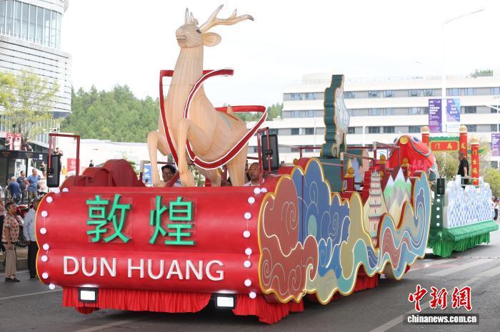10月18日,江西景德镇,中国陶瓷产区城市甘肃敦煌进行花车巡游。中新社记者 刘占昆 摄
