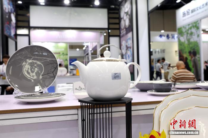 图为现场展销的泰国皇家陶瓷。中新社记者 刘占昆 摄