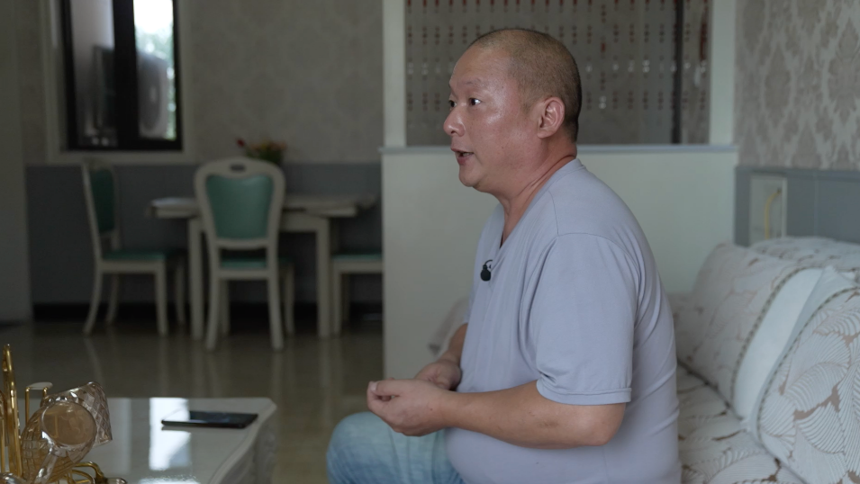 儿子自杀后，他伪装成小学生潜入“约死群”，发红包、假拍照、骗吉时，从楼顶救下5个陌生孩子