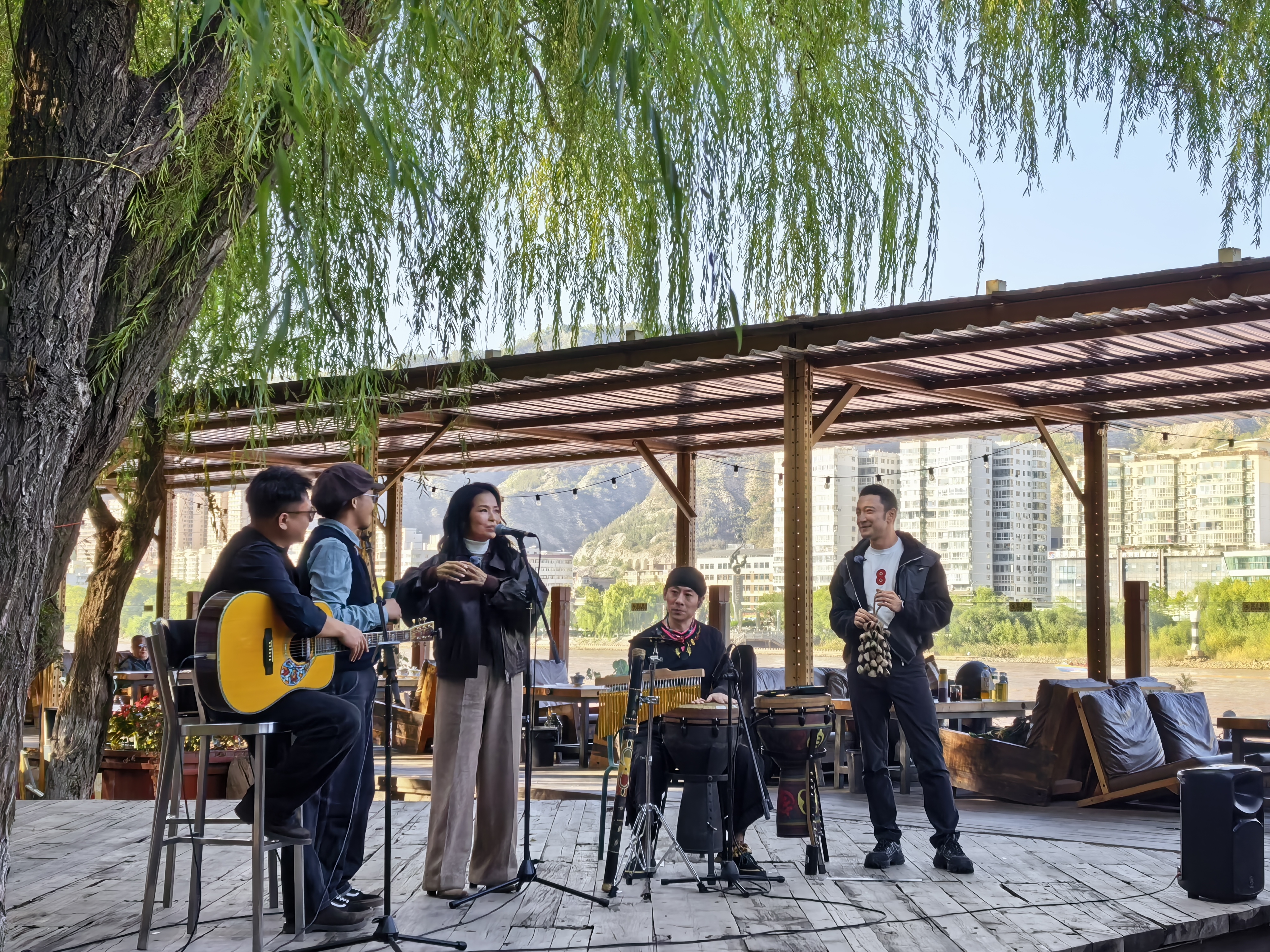 尼格买提、韦唯和本地乐队互动