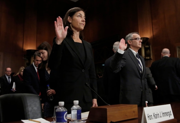 这位特朗普任命的法官是如何揭露他的骗局的?