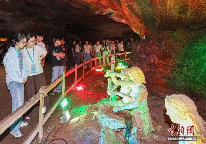 专家学者正在考察溶洞。　徐声高 摄