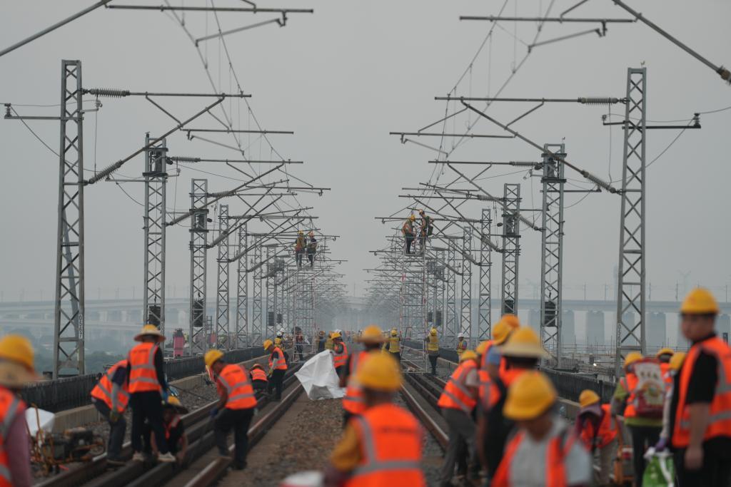 这是施工人员在进行现场施工作业。新华社发(史俊男 摄)