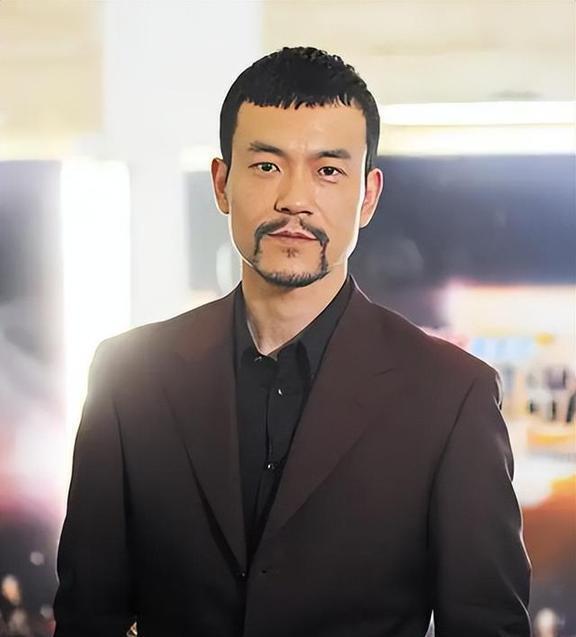 “星二代”影帝廖凡，出道24年从不拼爹，老婆是周星驰的黄金拍档