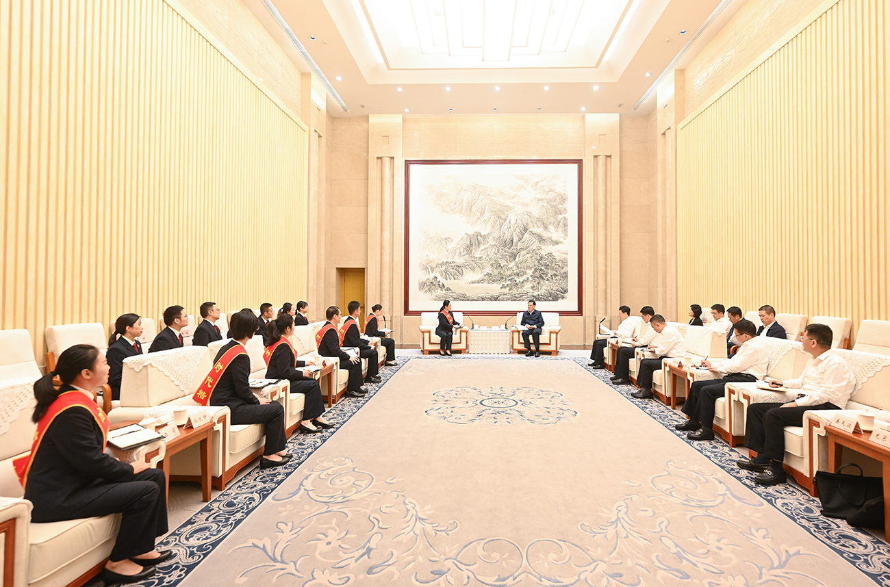 ▲10月15日上午,市委书记袁家军,市委副书记、市长胡衡华会见“时代楷模”重庆检察未成年人保护工作团队代表。记者 苏思 摄/视觉重庆