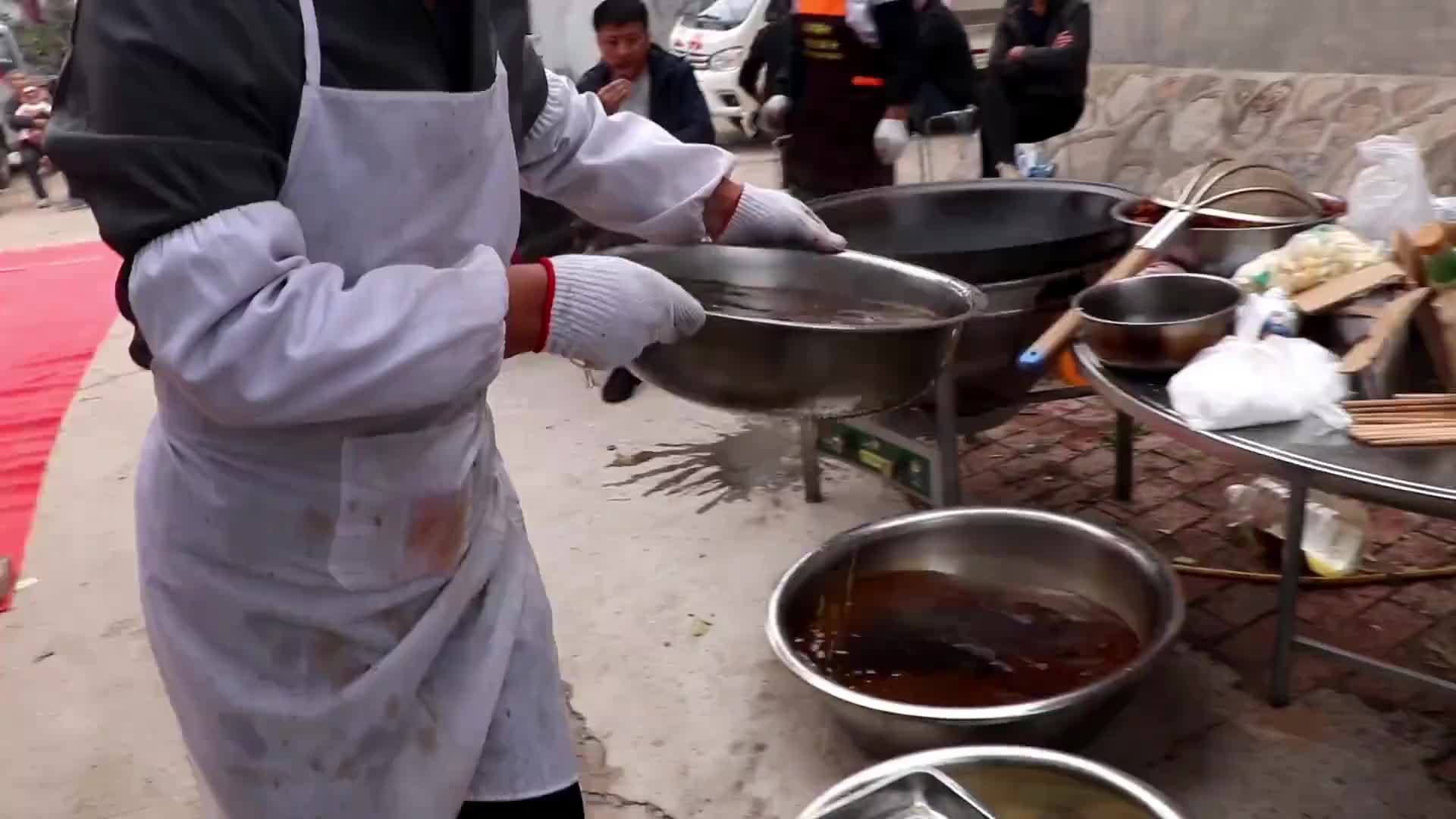 这个做卤面的厨师绝对是农村大锅饭中的高手，行云流水，干净利落