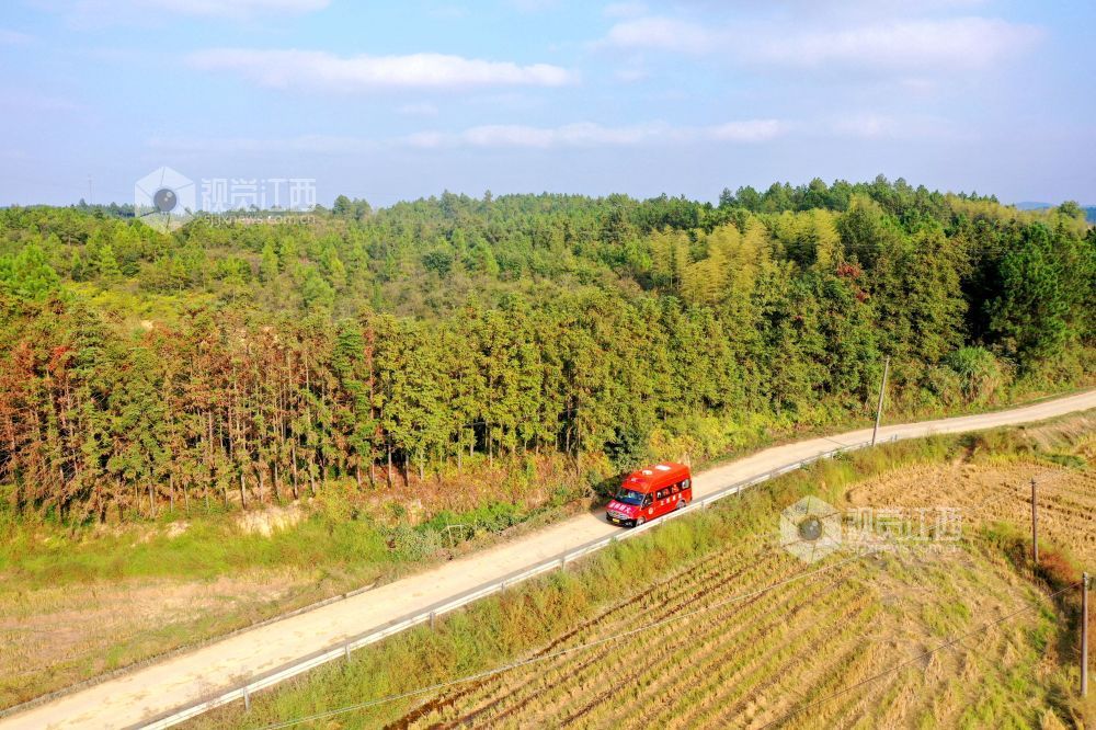 2025年10月15日，江西省吉安市峡江县巴邱镇半专业森林扑火队员驾驶车辆穿越在林区巡逻，并通过小喇叭宣传森林防火知识。