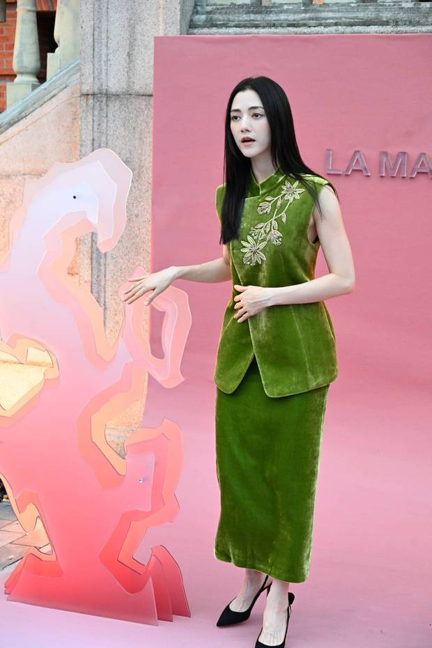 娜然穿新中式礼服出席活动。